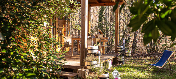 Week-end romantique dans le Tarn : chalets en bois avec terrasse pour une escapade à deux 1