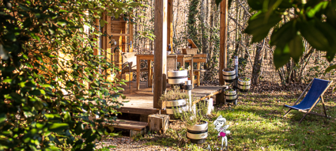 Week-end romantique dans le Tarn : chalets en bois avec terrasse pour une escapade à deux 1
